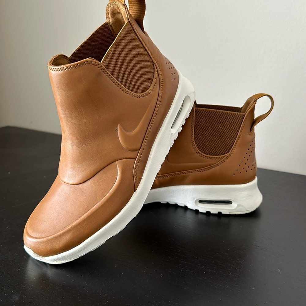 Nike Air Max Thea Mid brand new women’s size 5.5. These shoes have not been worn